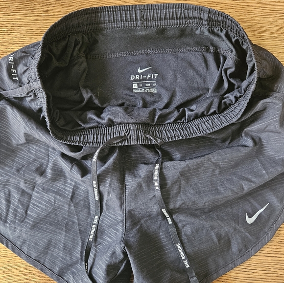 Nike running shorts - Picture 3 of 5